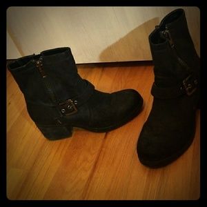 Black heeled boots